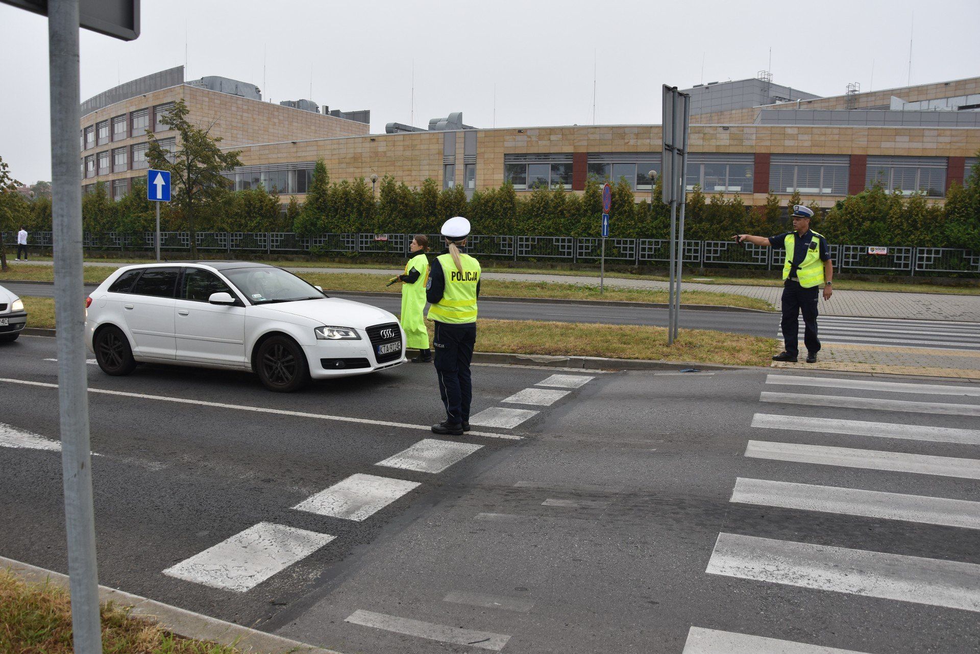 Akcja &#34;Zwalniam przed szkołą&#34; została zainaugurowana w poniedziałkowy poranek na ul. ks. Sitki w Tarnowie