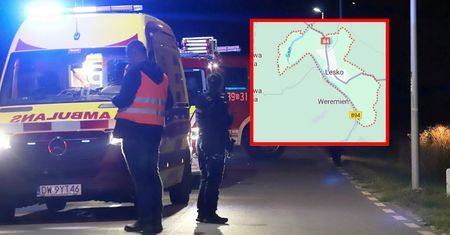 Lesko. Autokar wpadł w poślizg i zawisł nad rowem