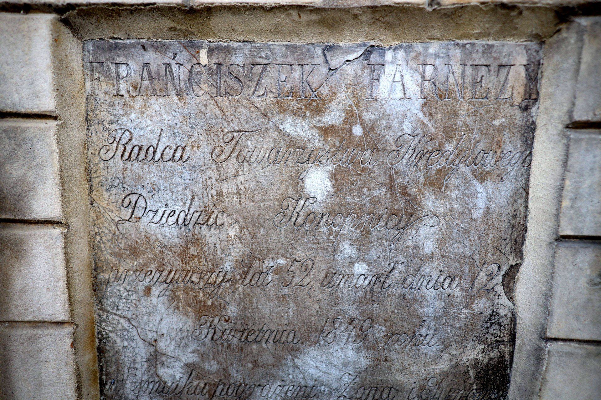 Od piątku do niedzieli nie sposób będzie się na nią nie natknąć - w godz. 8-18 na lubelskich cmentarzach przeprowadzona zostanie kwesta na odnowienie zabytkowych nagrobków. Sprawdziliśmy, które pomniki na Lipowej odzyskają dawny blask.