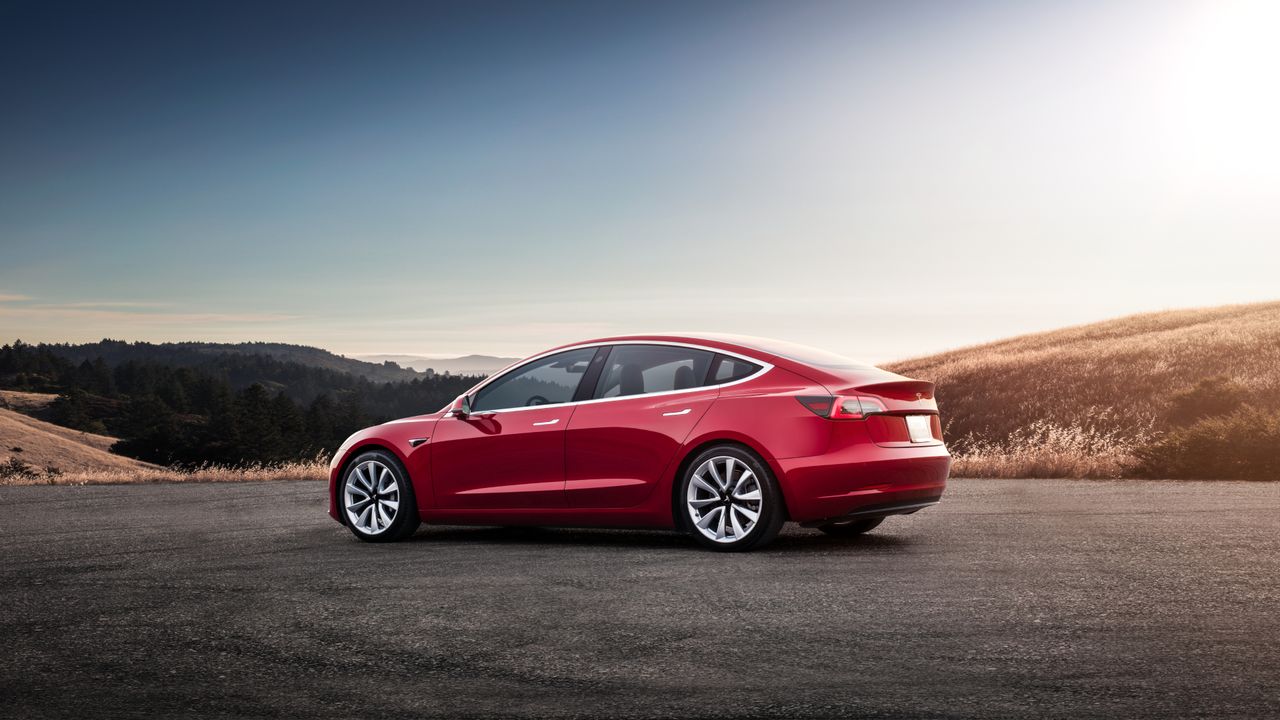Tesla Model 3 to konkurent Nissana Leafa.