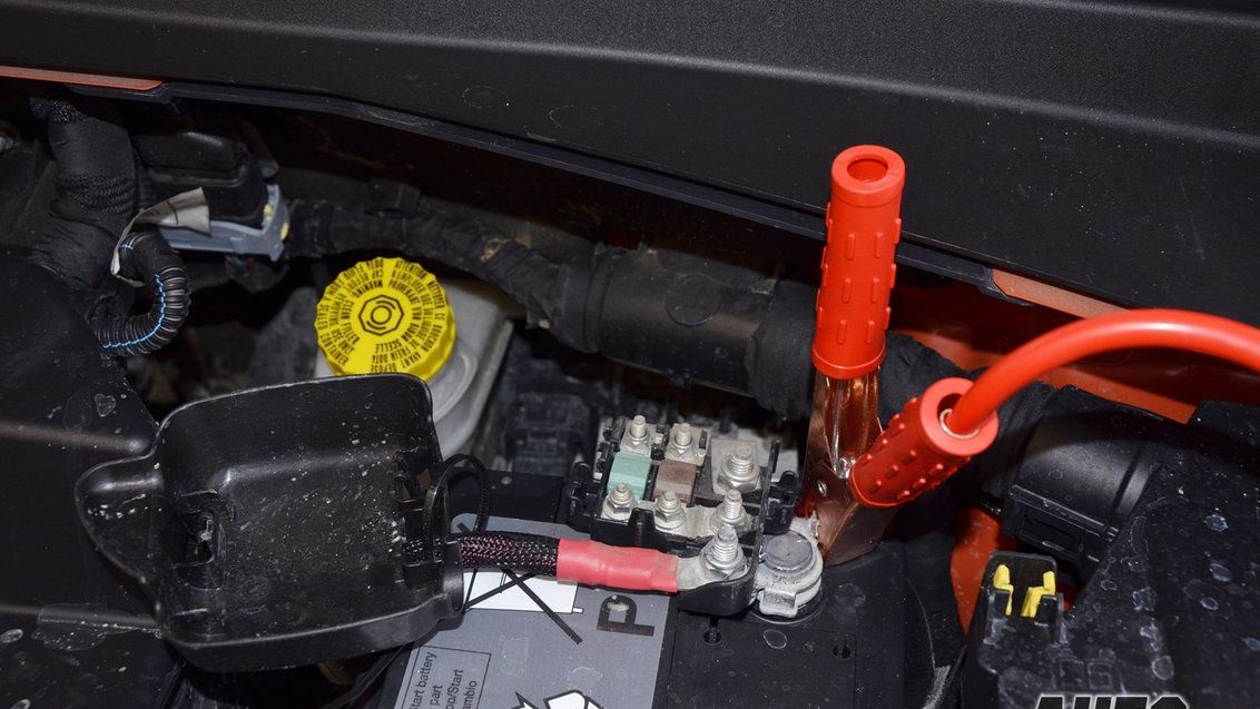 Podłączanie kabli rozruchowych