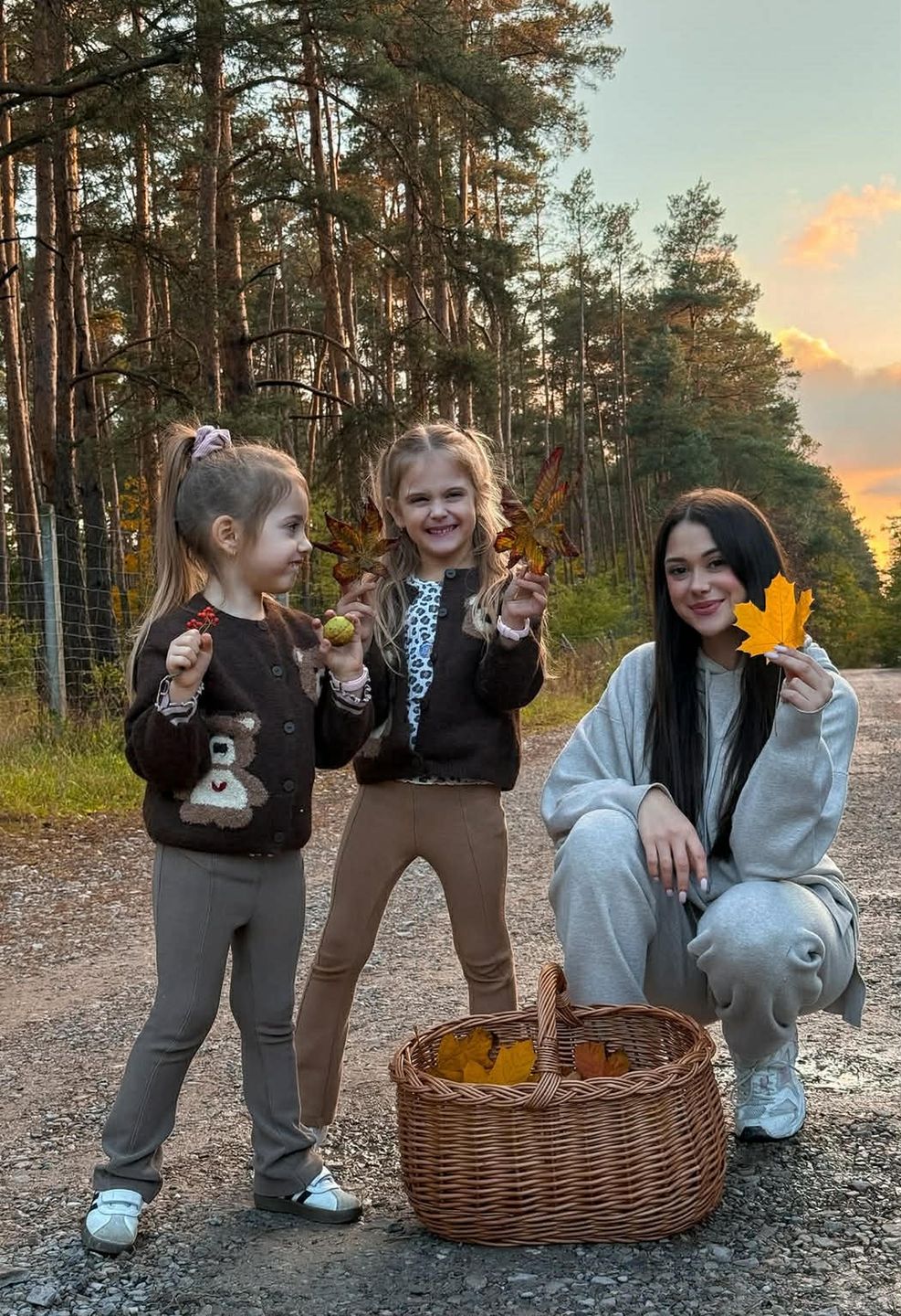 Sylwia Przybysz z córkami