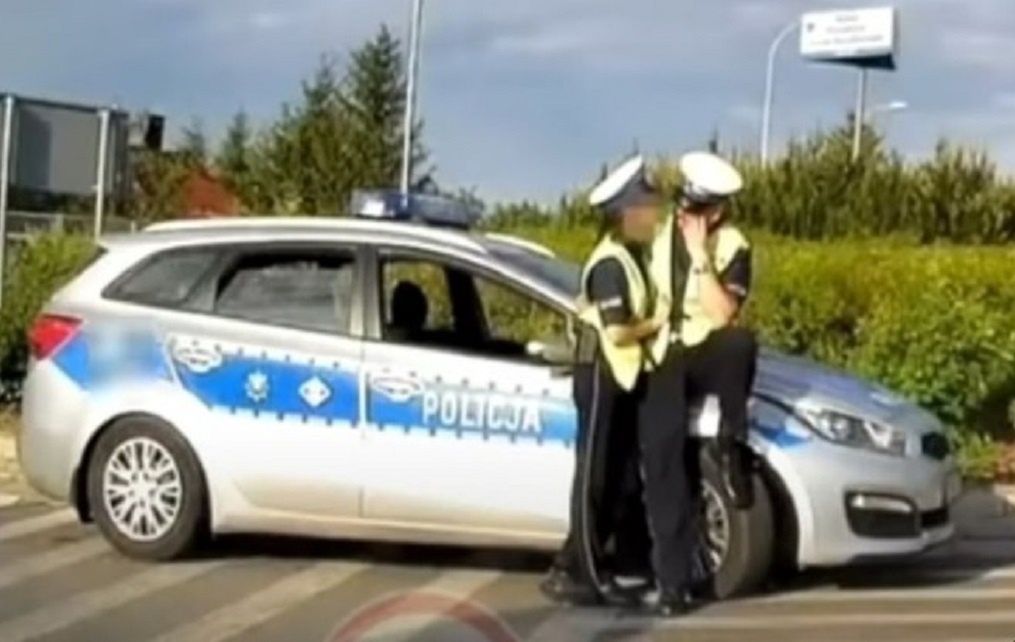 Policjanci przyłapani na służbie. Nagranie hitem w sieci