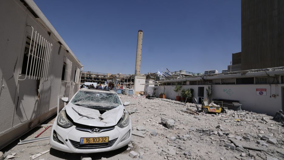 The damaged Soroka hospital complex after it was hit by a missile fired from Iran, in Beer Sheva, Israel, 19 June 2025. Israel and Iran have been exchanging fire since Israel launched strikes across Iran on 13 June 2025 as part of Operation 'Rising Lion.' EPA/MARC ISRAEL SELLEM/POOL Dostawca: PAP/EPA.