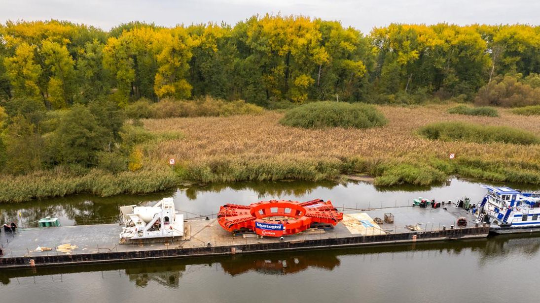 Transport części na barce