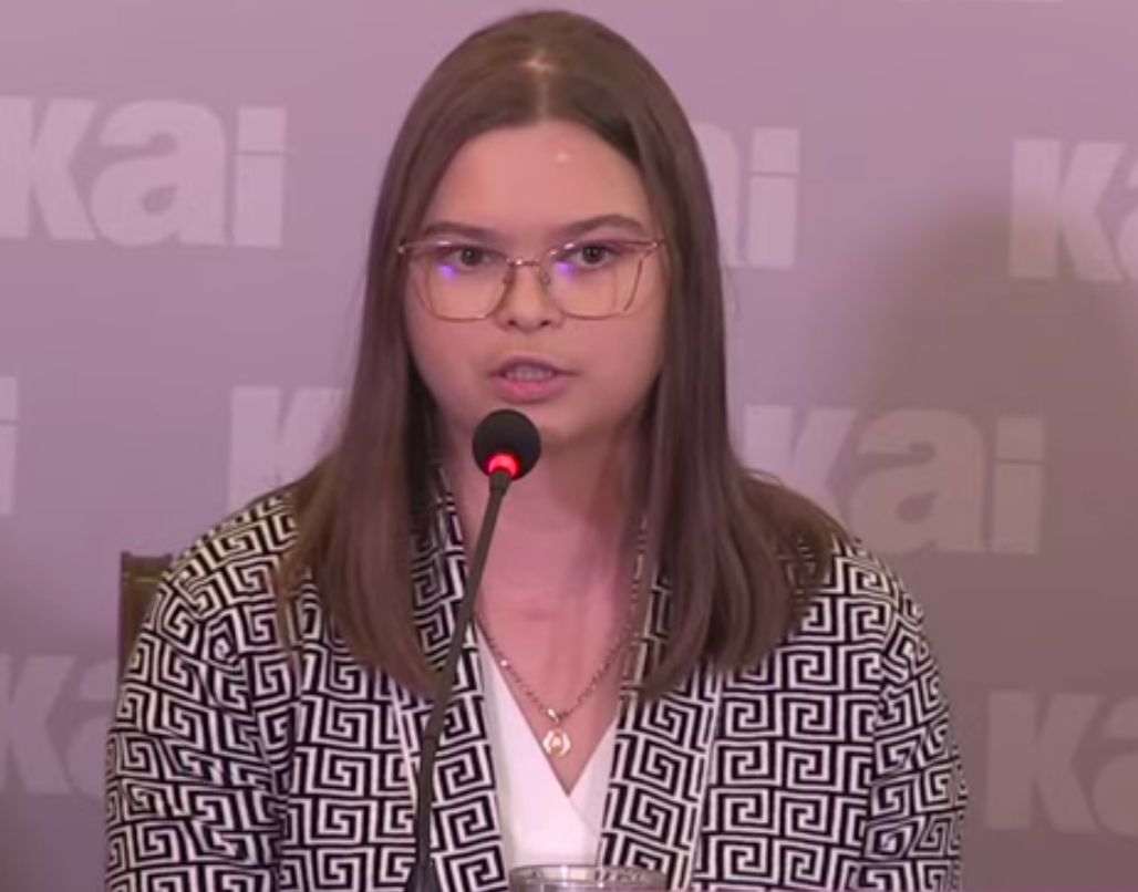 Warszawa. Karolina Gawrych podczas konferencji prasowej zorganizowanej przez KAI i Archidiecezję Warszawską przedstawiła świadectwo cudu uzdrowienia. Po ciężkim wypadku, dzięki modlitwom sióstr proszących o pośrednictwo matkę Różę Czacką, siedmioletnia wówczas dziewczynka wyszła z dramatycznych uszkodzeń ciała (KAI)