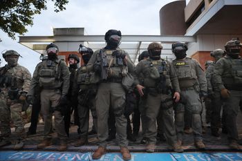 Mówi "nie" Trumpowi. Blokuje wysłanie wojsk do Portland