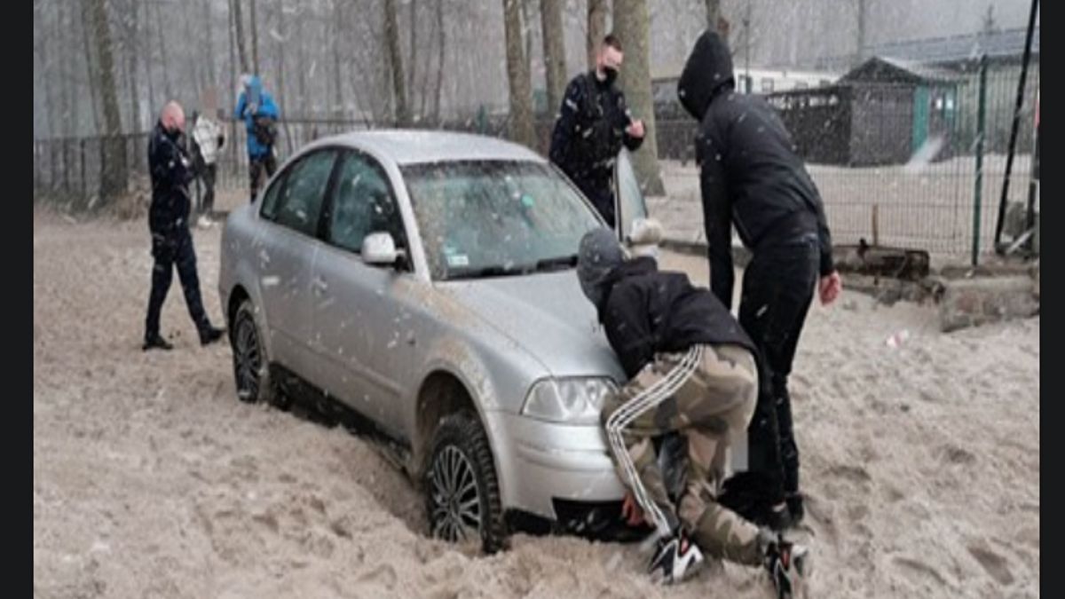 Screen z Facebooka portalu miastokolobrzeg.pl przedstawiający zakopane auto