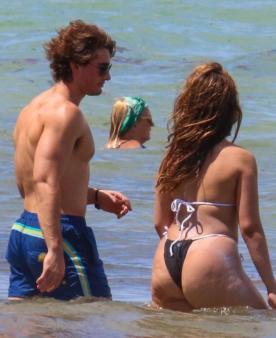 Camila Cabello na plaży z tajemniczym przystojniakiem 