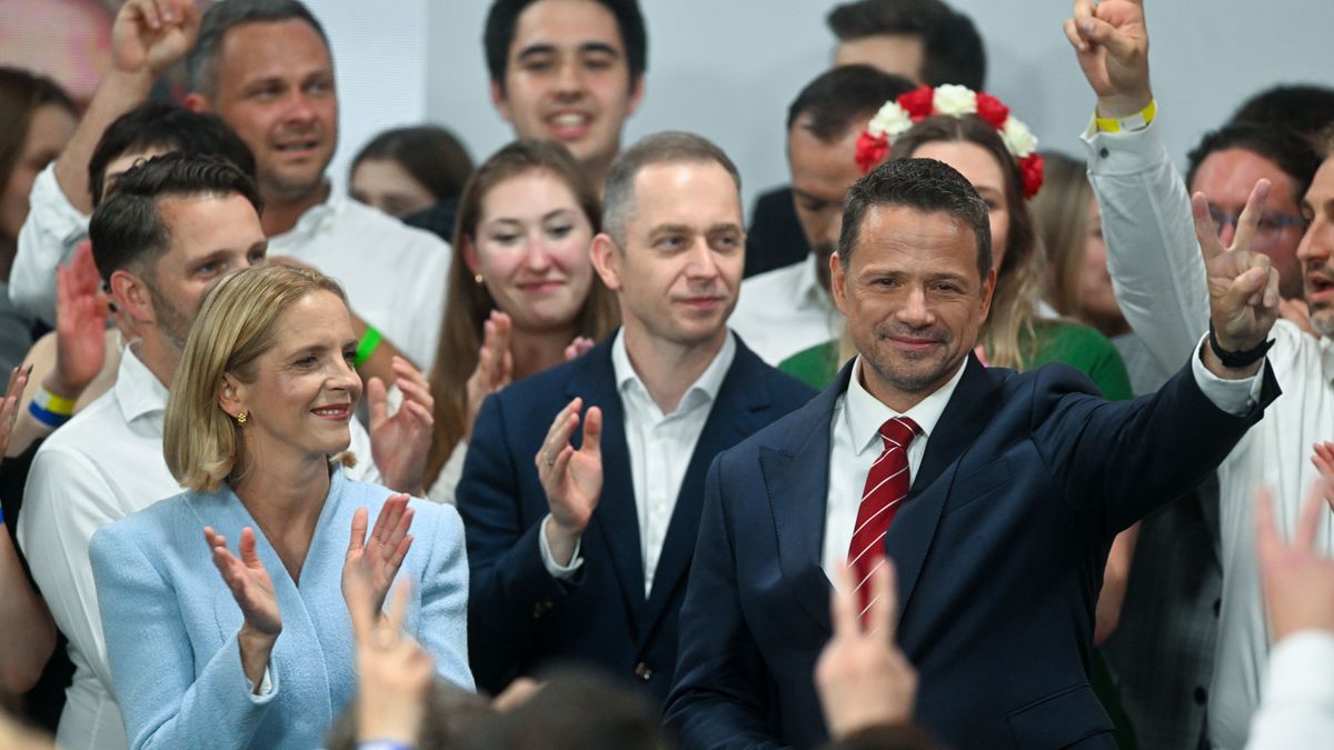 Warszawa, 01.06.2025. Wybory prezydenta RP - II tura. Kandydat KO w wyborach prezydenckich, prezydent Warszawy Rafał Trzaskowski (P) z żoną Małgorzatą (L) oraz wiceminister obrony narodowej Cezary Tomczyk (C) w sztabie wyborczym w Warszawie, 1 bm. Zakończyło się głosowanie w II turze wyborów prezydenta RP. (aldg) PAP/Radek Pietruszka