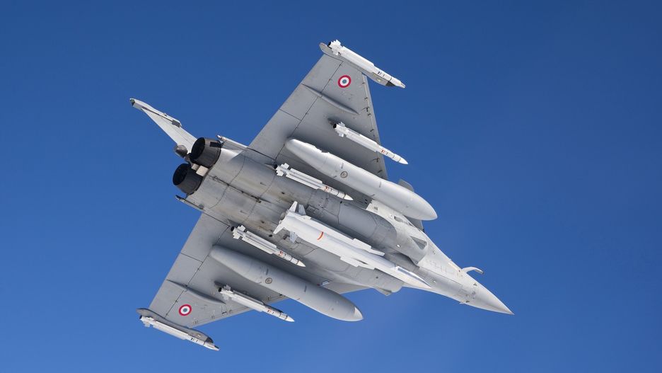 Pocisk ASMP-A pod kadłubem samolotu Rafale