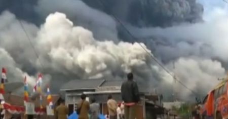 Usłyszeli huki. Na ten wybuch czekali od roku. Erupcja Mount Sinagung