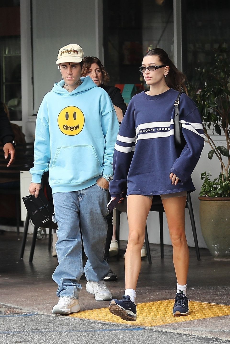 Justin Bieber i Hailey Bieber spacerują w codziennych stylówkach