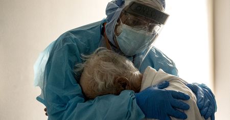 COVID-19. Ozdrowieńcy wychodzą ze szpitala i umierają. Szalenie niepokojące