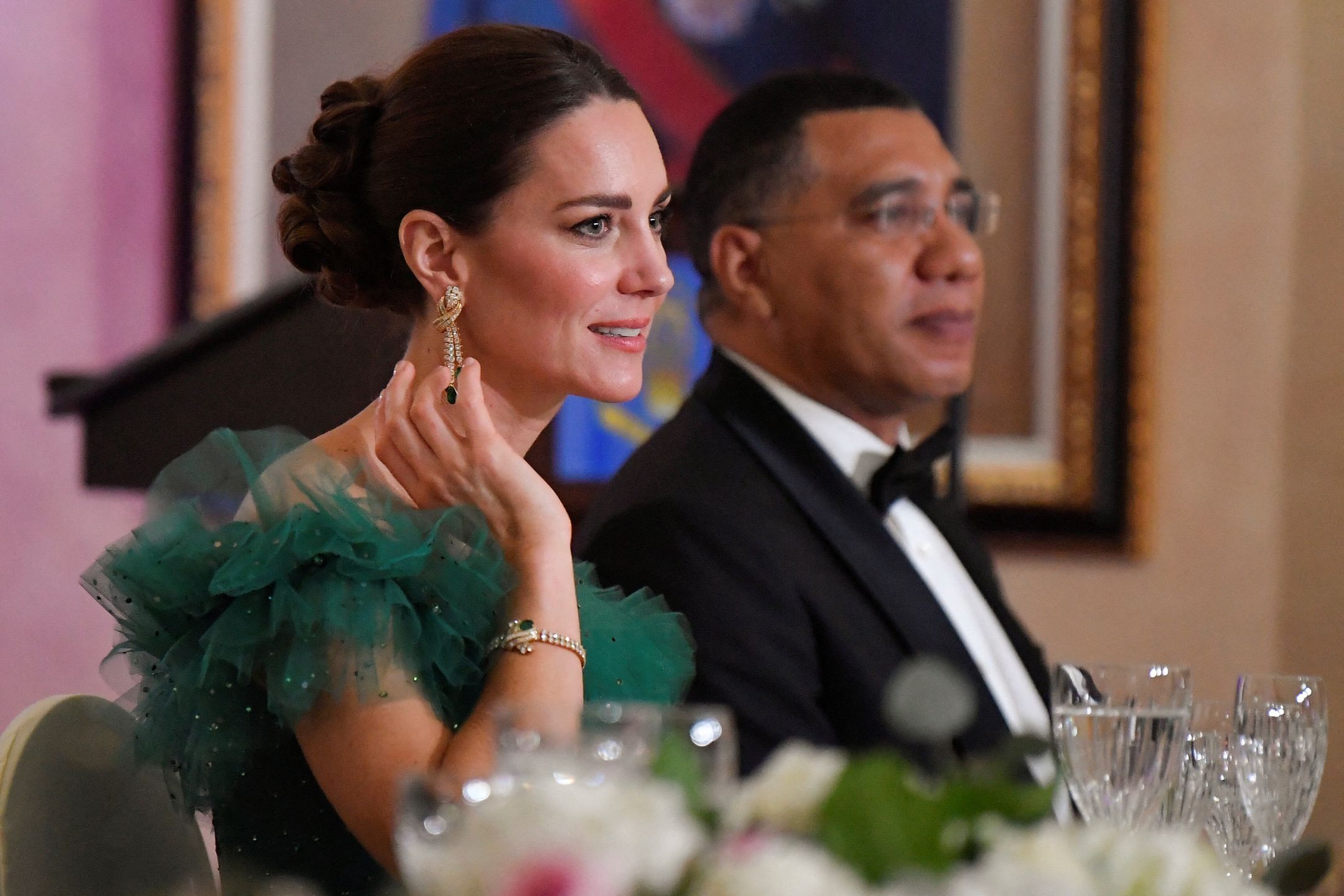 Kate Middleton bryluje w sukni projektu Jenny Packham na uroczystej kolacji u gubernatora Jamajki