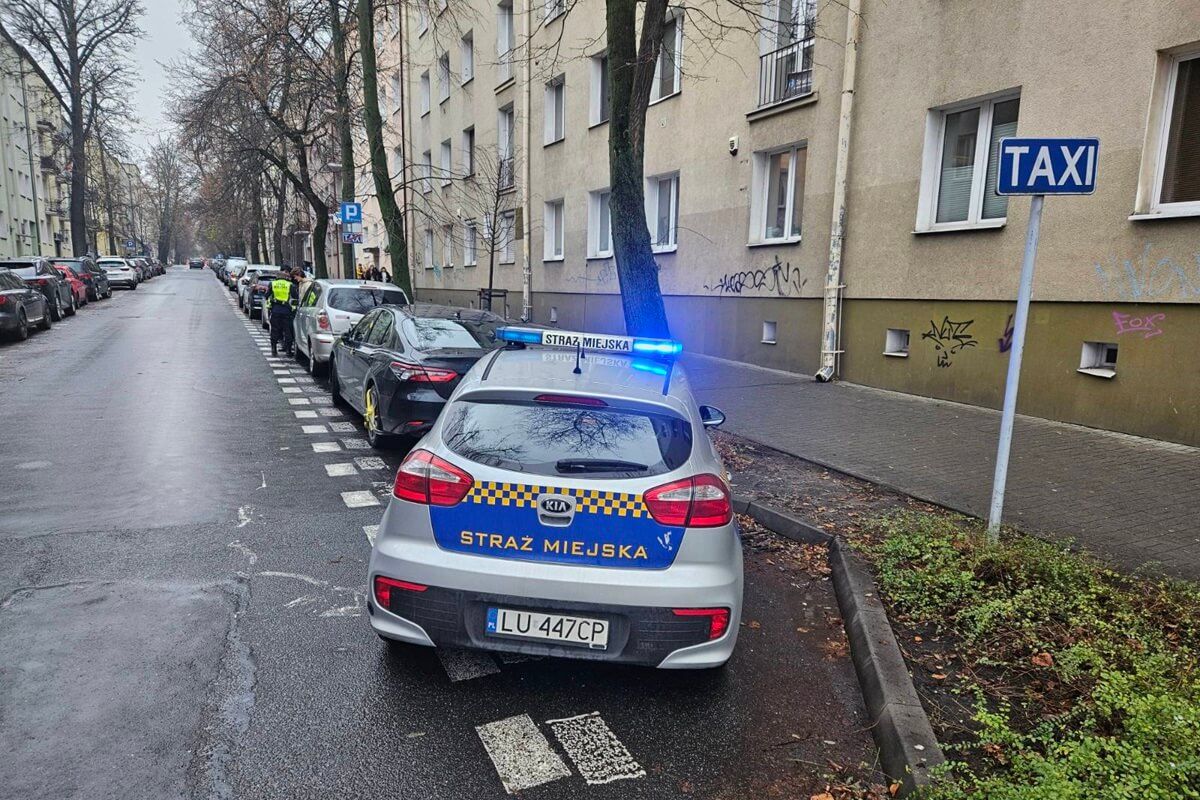 Kierowcy dwóch aut zaparkowali na miejscu postoju taksówek na ul. Chopina