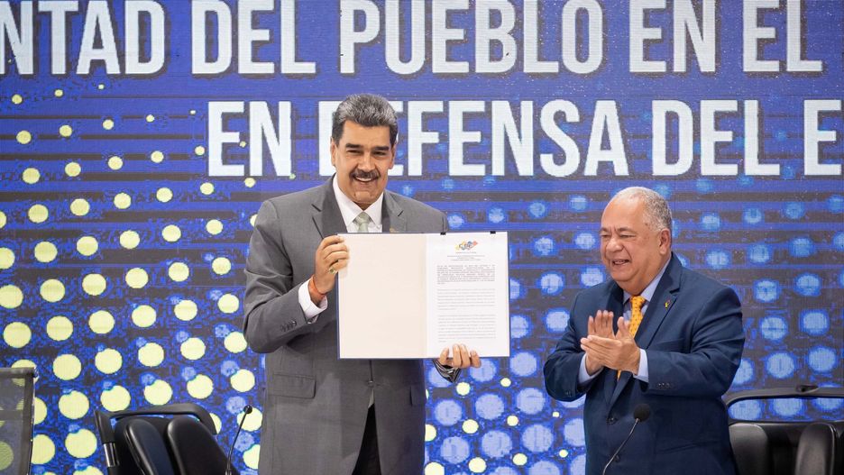 O krok od wybuchu nowej wojny? Biały Dom reaguje (na zdjęciu: prezydent Maduro z dokumentem dotyczącym wyników referendum)