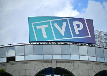 TVP oblała test z ortografii. Zaliczyła wstydliwą wpadkę. Internauci kpią: "Wystarczyło zajrzeć do słownika"