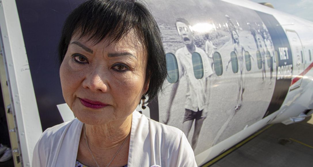 &quot;Napalm Girl&quot; na tle samolotu