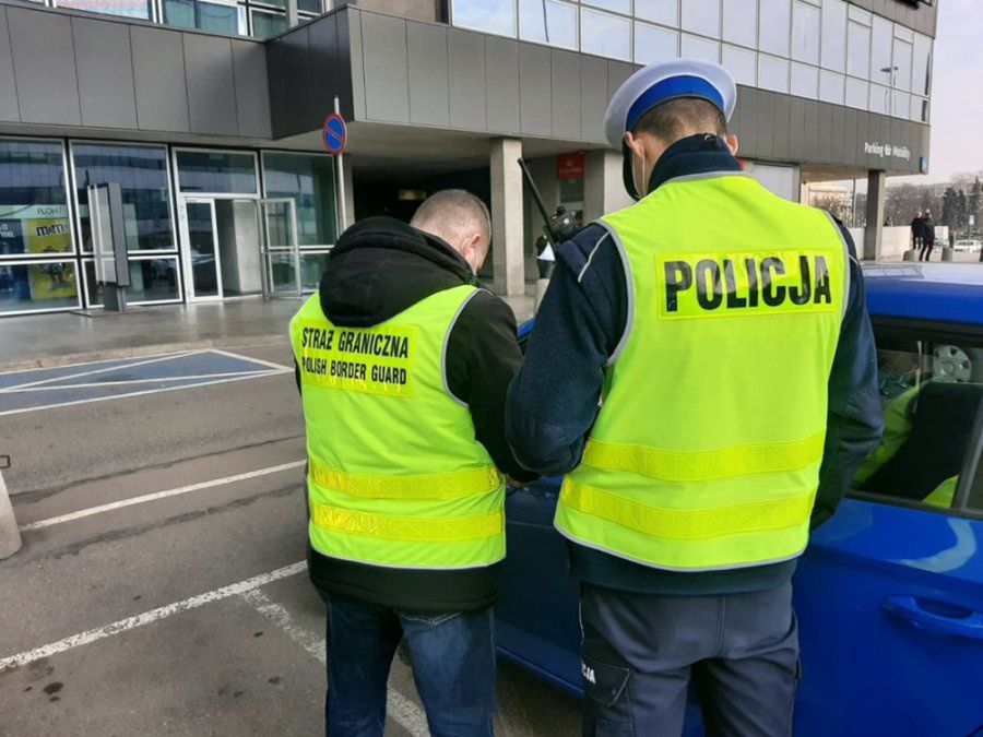 Warszawa. 16 mandatów, podrobione dokumenty i narkotyki. To wynik kontroli przewoźników