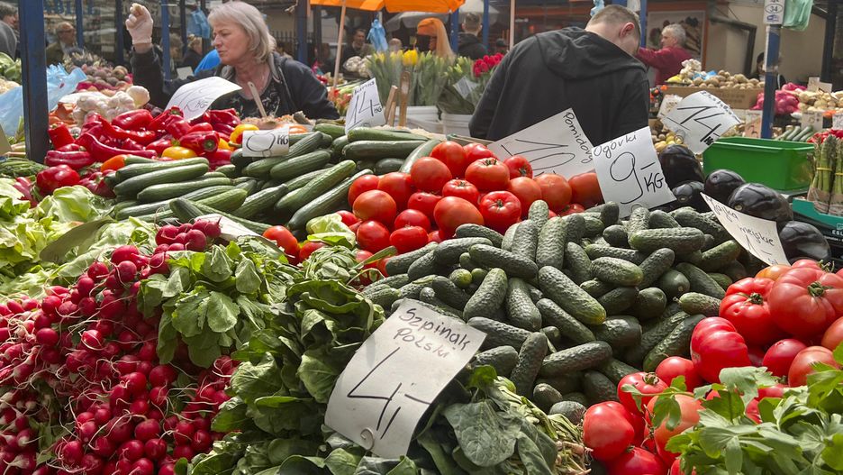 Plac Targowy Stary Kleparz
Jerzy Ocho�ski
wiosna, nowalijki, ceny, dro�yzna, inflacja, m�ode warzywa, warzywa, owoce, targ, plac, zakupy, stragany, warzywniak, bazar, targowisko, zieleniak, cena