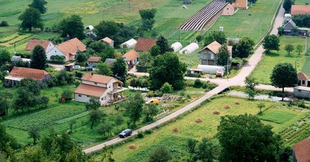 Przeprowadzasz się na wieś? Uważaj na "zakaz narzekania". Są projekty rządu i prezydenta