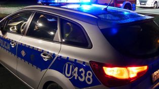 Gniezno: Po alkoholu pływał w jeziorze i nie chciał wyjść. Wezwali służby – spędził noc na komendzie