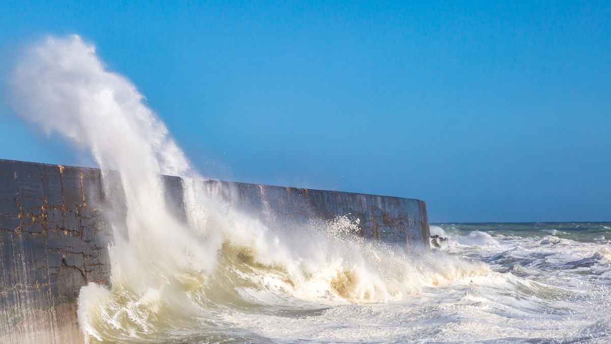 Fale coraz częściej przelewają się przez nadbrzeża. Odpowiada za to podnoszący się poziom wód