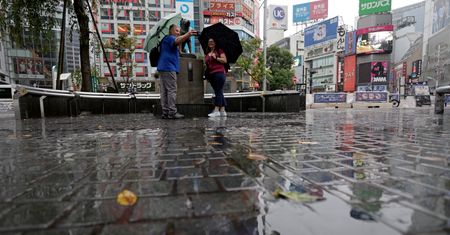 Japonia szykuje się na uderzenie tajfunu. Są pierwsze utrudnienia