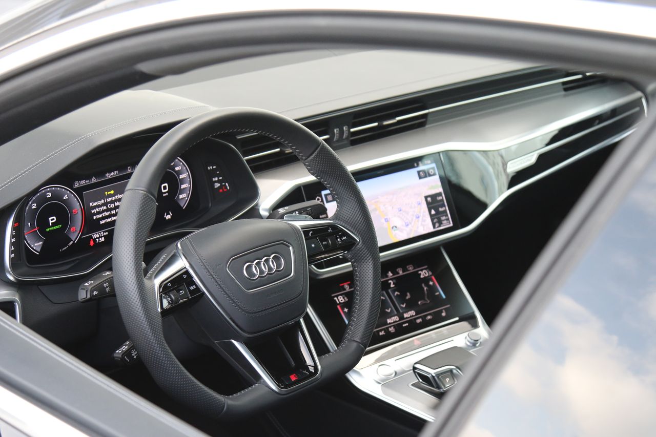 Wnętrze Audi A7 wykonano z najwyższą starannością. Lista opcjonalnego zawieszenia jest bardzo rozbudowana