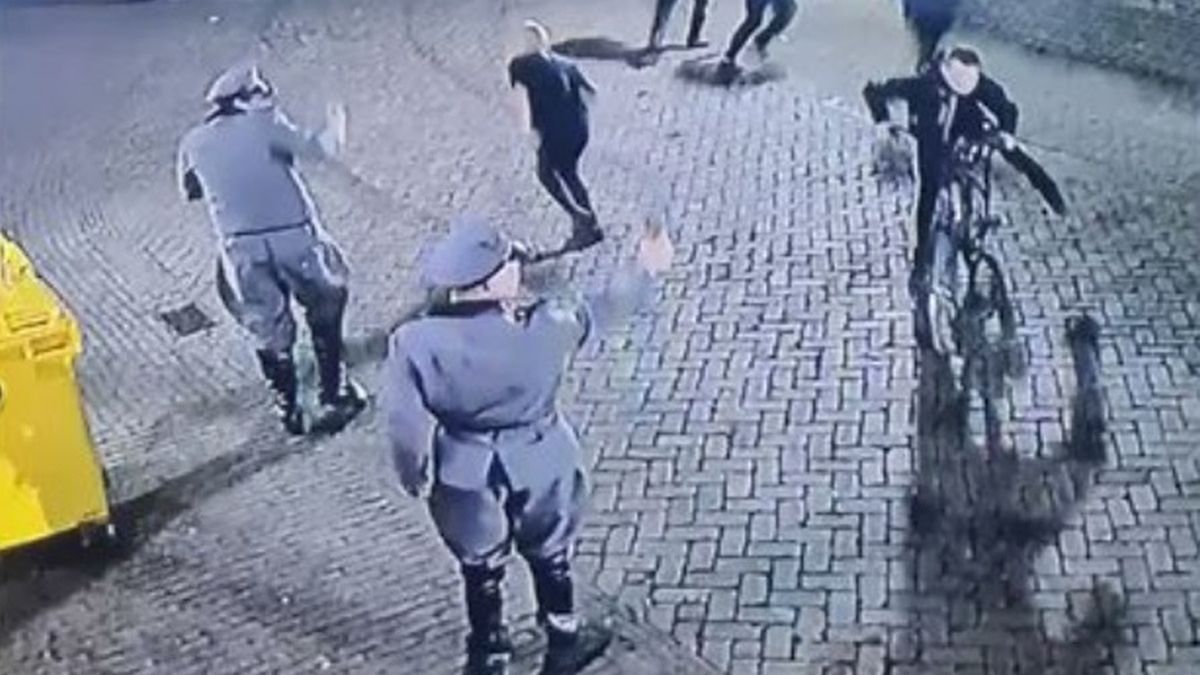 Grupa mężczyzn przebranych za nazistów przeszła ulicami Urk