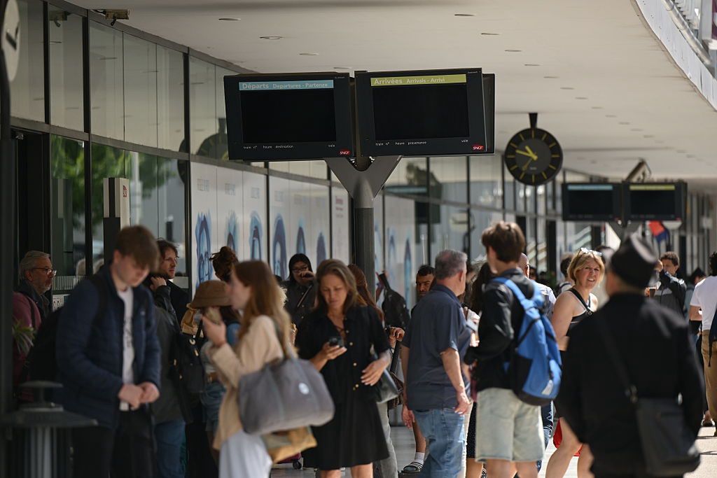 Blackout w Cannes, 24 maja 2025. Ludzie czekają na stacji