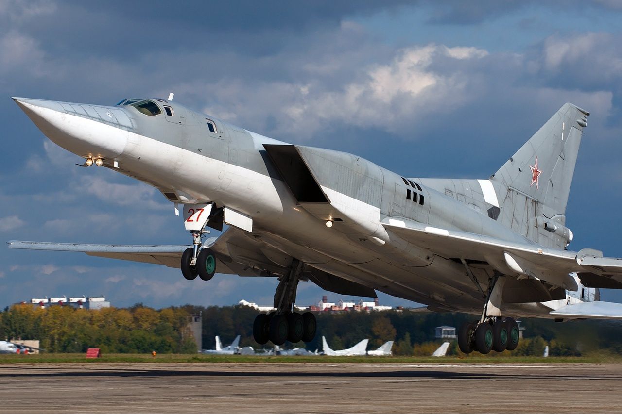 Rosjanie mają problem. Chronią najlepsze bombowce oponami