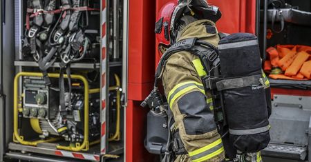 Lębork. Materac zapalił się od niedopałka. 19 osób ewakuowanych