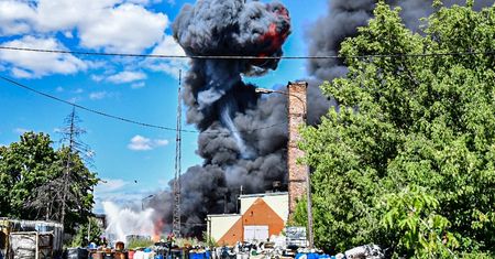Kłęby czarnego dymu nad Kutnem. Zapaliły się toksyczne odpady