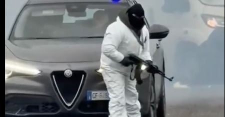 "Wysadzili konwój z pieniędzmi na autostradzie – dwóch bandytów złapano po pościgu z helikopterem"