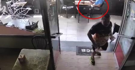 Spokojnie pił sobie w barze. Na filmie widać, co stało się kilka sekund później