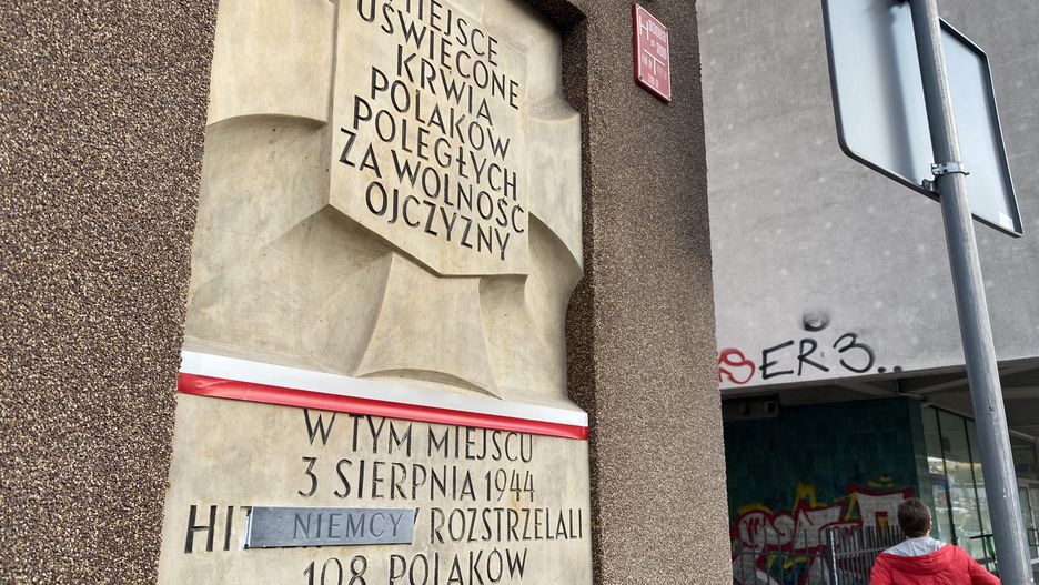 Warszawa. Wandal przykleja piankową naklejkę na tablice z piaskowca, upamiętniające miejsca martyrologii Polaków podczas II wojny  światowej. Do akcji przyznał się dam Borowski z Klubu "Gazety Polskiej"