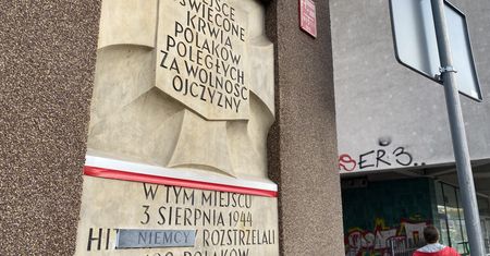 Warszawa. Dewastacja pamiątkowych tablic. Ktoś zakleja jedno słowo