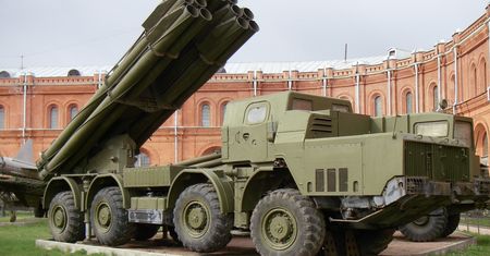 BM-30 Smiercz – rosyjski niszczyciel miast. Głowica waży 250 kg