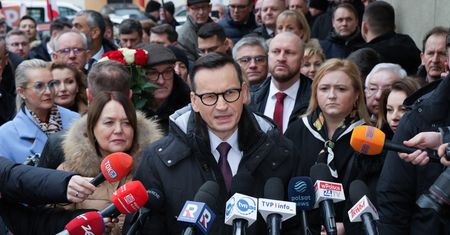 Morawiecki już w prokuraturze. Powitały go krzyki