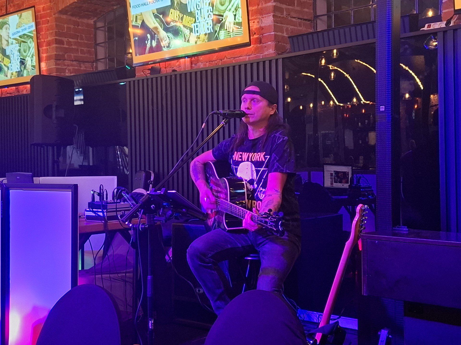 Blues Tenders, czyli jednoosobowy zespół oczarował publikę zgromadzoną w Food Hall Focha 15.