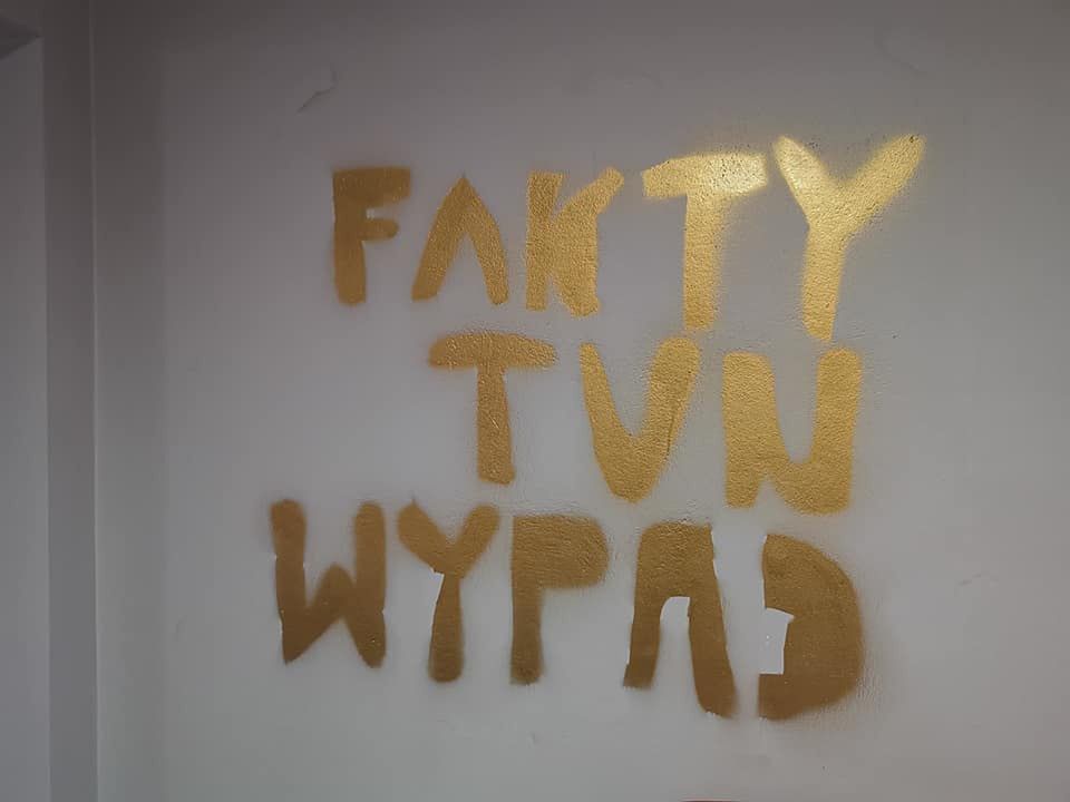 Włamanie do siedziby magazynu "Fakty". Drastyczna pomyłka wandali