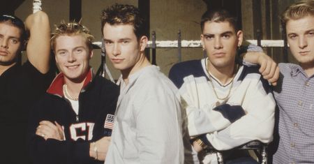 Członkowie Boyzone wspominają śmierć przyjaciela. Spali przy jego trumnie