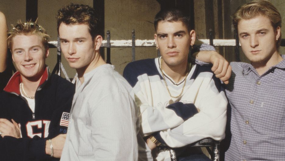 Członkowie Boyzone wspominają śmierć przyjaciela. Spali przy jego trumnie 