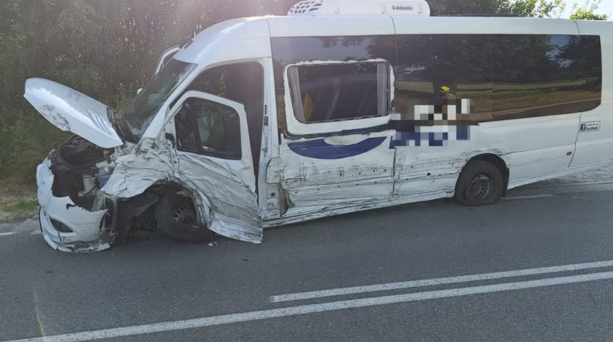 Wypadek w gminie Iwaniska. Osobówka zderzyła się z kursowym busem