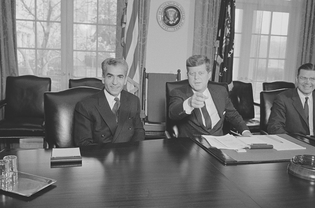 Prezydent John Kennedy pozuje z szachem Iranu