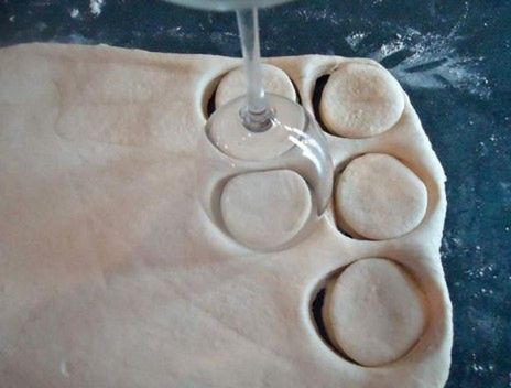 Do robienia pierogów nie musisz mieć konkretnej foremki. Weź wszystko to, co jest okrągłe. Proste rozwiązania są najlepsze.