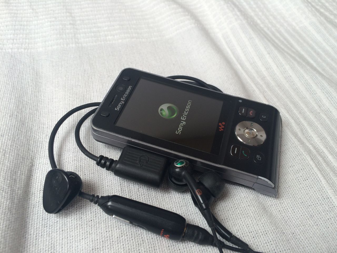 Sony Ericsson W910i ze swoim zestawem słuchawkowym.