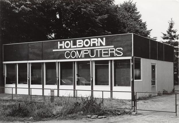Pierwsza siedziba Holborn Computers bardziej przypominała sklepik z serialu Ranczo, niż siedzibę firmy komputerowej, która chciała zmienić rynek IT.